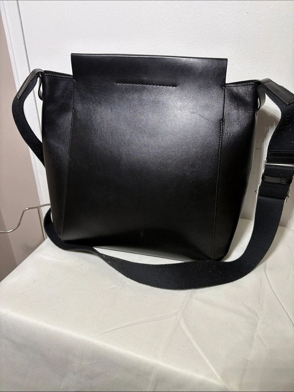 EVERLANE The Form Bag in black leather